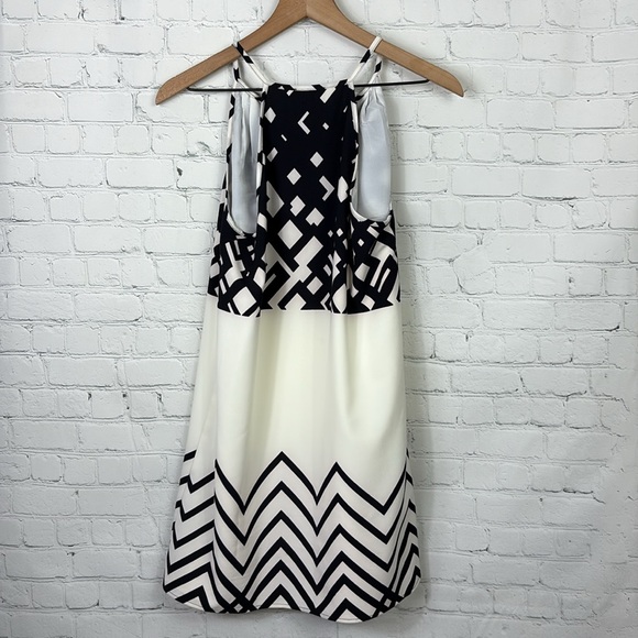 UNDER SKIES Sleeveless Ivory and Black Chevron Short Dress size medium - Picture 2 of 6